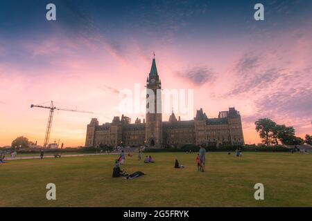 Parliament Hill an einem warmen Abend während des Canada Day Weekends, Ottawa, Kanada Stockfoto