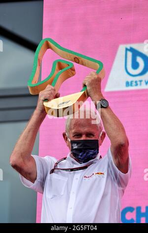 Spielberg, Österreich. Juni 2021. Dr. Helmut Marko (AUT) Red Bull Motorsport Consultant feiert auf dem Podium. 27.06.2021. Formel 1 Weltmeisterschaft, Rd 8, Steiermark Grand Prix, Spielberg, Österreich, Wettkampftag. Bildnachweis sollte lauten: XPB/Press Association Images. Quelle: XPB Images Ltd/Alamy Live News Stockfoto