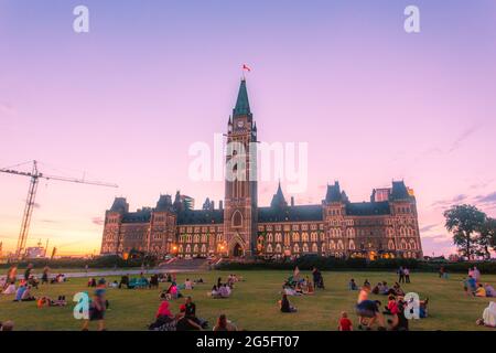 Parliament Hill an einem warmen Abend während des Canada Day Weekends, Ottawa, Kanada Stockfoto