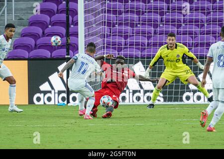 Orlando, Florida, USA, 26. Juni 2021, FC Cincinnati Mittelfeldspieler Luciano Acosta #11 Versuch, ein Tor zu schießen, aber blockiert Tonronto FC Verteidiger Chris Mavinga #23 im Exploria Stadium. (Foto: Marty Jean-Louis) Quelle: Marty Jean-Louis/Alamy Live News Stockfoto