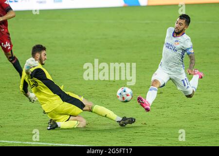 Orlando, Florida, USA, 26. Juni 2021, FC Cincinnati Mittelfeldspieler Luciano Acosta #11 Versuch, ein Tor zu schießen, wird aber von Tonronto FC Torwart Alex Bono #25 im Exploria Stadium verweigert. (Foto: Marty Jean-Louis) Quelle: Marty Jean-Louis/Alamy Live News Stockfoto