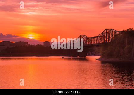 Alexandra Bridge an einem warmen Sommerabend Rideau Canal, Ottawa, Kanada Stockfoto