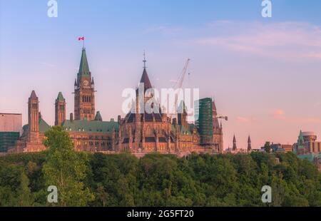 Parliament Hill an einem warmen Abend während des Canada Day Weekends, Ottawa, Kanada Stockfoto