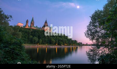 Parliament Hill an einem warmen Abend während des Canada Day Weekends, Ottawa, Kanada Stockfoto