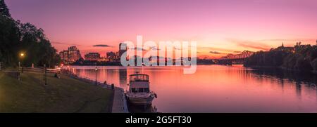 Panoramablick auf Alexandra Bridge & Rideau Canal an einem warmen Sommerabend, Ottawa, Kanada Stockfoto