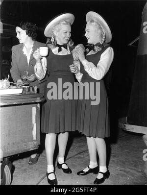 BETTY GRABLE und JUNE HAVER Kaffeepause am Set offen während der Dreharbeiten der DOLLY SISTERS 1945 Regisseur IRVING CUMMINGS Kostümdesign Orry-Kelly Produzent George Jessel Twentieth Century Fox Stockfoto