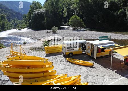 Ufer des Tarn St. Enimie, kürzlich zum Teil der Gemeinde Gorges du Tarn Causses, Lozere, Cevennes, Ozitanien, Frankreich, ernannt Stockfoto