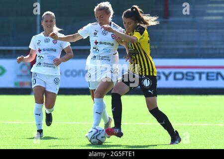 Malmö, Schweden. Juni 2021. Mimmi Larsson (11 FC Rosengard) und Anna Csiki (17 Hacken) in einem Kampf um den Ball während des Spiels in der Schwedischen Liga OBOS Damallsvenskan am 27 2021. Juni zwischen Rosengard und Hacken bei Malmo IP in Malmo, Schweden Credit: SPP Sport Press Photo. /Alamy Live News Stockfoto