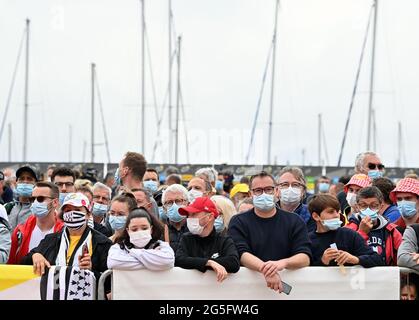 Die Abbildung zeigt die Zuschauer, die beim Start der zweiten Etappe der 108. Auflage des Radrennens der Tour de France, 183,5km entfernt, abgebildet sind Stockfoto