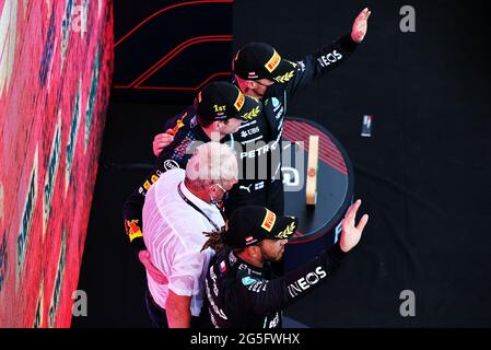 Spielberg, Österreich. Juni 2021. Das Podium: Lewis Hamilton (GBR) Mercedes AMG F1, Zweiter; Dr. Helmut Marko (AUT) Red Bull Motorsport Consultant; Max Verstappen (NLD) Red Bull Racing, Rennsieger; Valtteri Bottas (FIN) Mercedes AMG F1, Dritter. Steiermark Grand Prix, Sonntag, 27. Juni 2021. Spielberg, Österreich. Quelle: James Moy/Alamy Live News Stockfoto