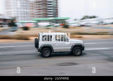 Ukraine, Kiew - 29. April 2021: Silbernes Suzuki Jimny Auto fährt auf der Straße. Redaktionell Stockfoto