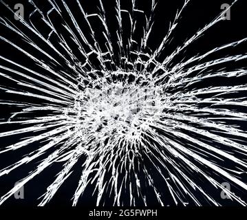 Zerbrochenes erzwungenes Glas, Nahaufnahme auf schwarzem Hintergrund Stockfoto