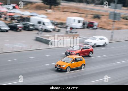 Ukraine, Kiew - 29. April 2021: Rote Audi Q5 und Orange Volkswagen Polo Autos bewegen sich auf der Straße. Redaktionell Stockfoto