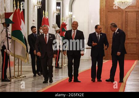 Bagdad, Irak. Juni 2021. Der irakische Premierminister Mustafa Al-Kadhimi (R) und der irakische Präsident Barham Salih (2. L) empfangen König Abdullah II. Von Jordanien (L) und den ägyptischen Präsidenten Abdel Fattah Al-Sisi zu einem Treffen im Republikanischen Palast am Rande des irakisch-ägyptisch-jordanischen Dreiergipfels. Quelle: Ameer Al Mohmmedaw/dpa/Alamy Live News Stockfoto