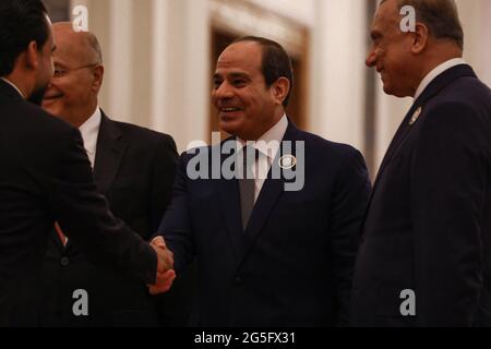 Bagdad, Irak. Juni 2021. Der irakische Premierminister Mustafa Al-Kadhimi (R) und der irakische Präsident Barham Salih (2. L) empfangen den ägyptischen Präsidenten Abdel Fattah Al-Sisi (C) zu einem Treffen im Republikanischen Palast am Rande des irakisch-ägyptisch-jordanischen Dreiergipfels. Quelle: Ameer Al Mohmmedaw/dpa/Alamy Live News Stockfoto