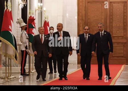 Bagdad, Irak. Juni 2021. Der irakische Premierminister Mustafa Al-Kadhimi (R) und der irakische Präsident Barham Salih (2. L) empfangen König Abdullah II. Von Jordanien (L) und den ägyptischen Präsidenten Abdel Fattah Al-Sisi zu einem Treffen im Republikanischen Palast am Rande des irakisch-ägyptisch-jordanischen Dreiergipfels. Quelle: Ameer Al Mohmmedaw/dpa/Alamy Live News Stockfoto