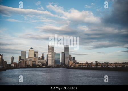 Thames River Embankment, London - 2021.06.26: Der Blick auf Canary Wharf vom Damm aus am bewölkten Tag Stockfoto