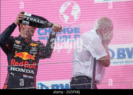 Spielberg, Österreich. Juni 2021. (L bis R): Rennsieger Max Verstappen (NLD) Red Bull Racing feiert mit Dr. Helmut Marko (AUT) Red Bull Motorsport Consultant auf dem Podium. 27.06.2021. Formel 1 Weltmeisterschaft, Rd 8, Steiermark Grand Prix, Spielberg, Österreich, Wettkampftag. Bildnachweis sollte lauten: XPB/Press Association Images. Quelle: XPB Images Ltd/Alamy Live News Stockfoto