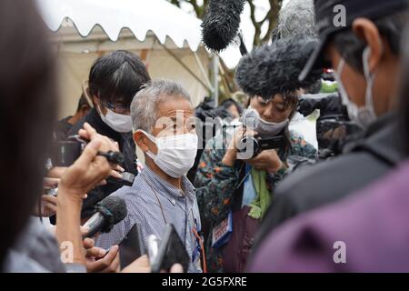 Itoman, Japan. Juni 2021. Takamatsu Gushiken, ein Freiwilliger, der jahrzehntelang die Kriegstoten durchsucht, spricht während seines Hungerstreiks mit Journalisten, um gegen die Nutzung des Bodens zu protestieren, der die Kriegsreste für die neue Militärbasis zurückhält, Anlässlich des Gedenkgottesdienstes für die Opfer der Schlacht von Okinawa.Okinawa feiert den 76. Jahrestag des Endes einer großen Bodenschlacht im Weltkrieg 2, bei der über 200,000 Menschen getötet wurden, darunter eine große Anzahl lokaler Zivilisten. Kredit: SOPA Images Limited/Alamy Live Nachrichten Stockfoto