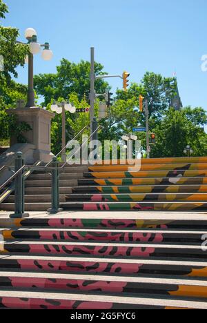 Treppen führen vom Byward Market zum Major's Hill Park mit Parlamentsgebäude, Peace Tower durch die Bäume, Ottawa, Ontario, Kanada Stockfoto