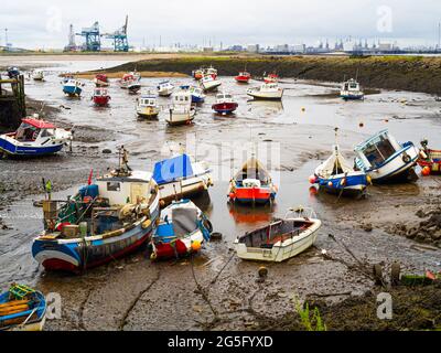 Angeln und Vergnügungsboote in Paddys Hole Harbor, die bei Ebbe auf dem Schlamm liegen Teesmouth, Redcar Cleveland, Großbritannien Stockfoto