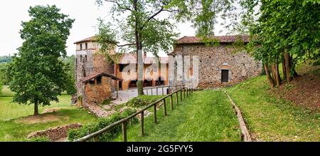 Monastero di Torba EIN Stück des Mittelalters in den stillen Wäldern von Varese, Lombardei, Italien. Ein monumentaler Longobard-Komplex, Teil eines Archäolo Stockfoto