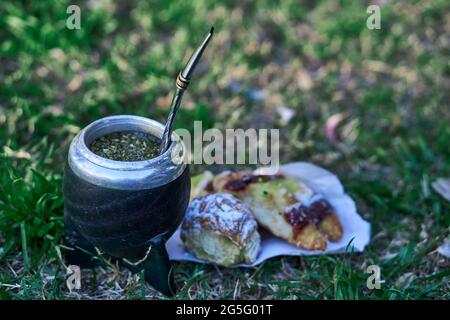 Argentinien Mate und Gebäck im Park auf Gras, typisch argentinische Tradition Stockfoto