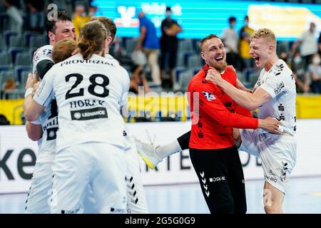 Mannheim, Deutschland. Juni 2021. Handball: Bundesliga, Rhein-Neckar Löwen - THW Kiel, Matchday 38, SAP Arena. Kieler Sven Ehrig (r) und Kielers Torwart Dario Quenstedt feiern mit Teamkollegen nach dem Gewinn der Deutschen Meisterschaft. Quelle: Uwe Anspach/dpa/Alamy Live News Stockfoto