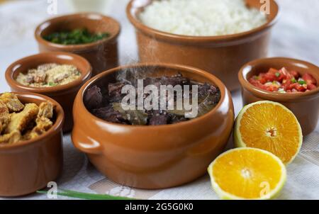 Feijoada mit Kokosmilch und verschiedenen leckeren Zutaten, typisch brasilianische Küche. Studiofotografie. Stockfoto