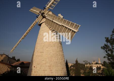 Die Windmühle von Montefiore bei Sonnenuntergang, die 1857 als Teil von Mischkenot Sha'ananim, der ersten jüdischen Nachbarschaft außerhalb der Altstadt von Sir Moses, erbaut wurde Stockfoto