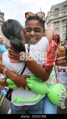 London, Großbritannien. Juni 2021. Während des Freiheitsmarsches, der ein Ende der COVID-19-Beschränkungen in London forderte, sahen die Demonstranten, wie sie sich am Oxford Circus umarmten. (Foto von Martin Pope/SOPA Images/Sipa USA) Quelle: SIPA USA/Alamy Live News Stockfoto