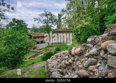 Monastero di Torba EIN Stück des Mittelalters in den stillen Wäldern von Varese, Lombardei, Italien. Ein monumentaler Longobard-Komplex, Teil eines Archäolo Stockfoto