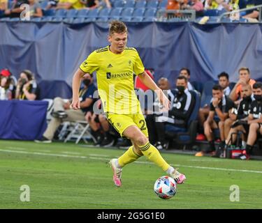 Nashville, TN, USA. Juni 2021. Der Mittelfeldspieler von Nashville, Luke Haakenson (26), im Einsatz während des MLS-Spiels zwischen CF Montreal und Nashville SC im Nissan Stadium in Nashville, TN. Kevin Langley/CSM/Alamy Live News Stockfoto