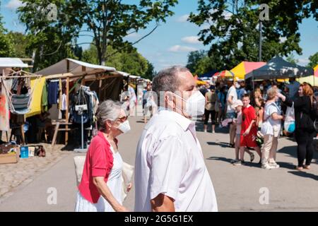 Berlin, Deutschland - Juni, 2021: Älteres Paar mit Gesichtsmaske, im Freien auf dem Flohmarkt im Mauerpark in Berlin Stockfoto