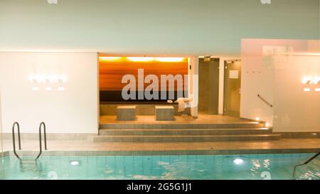 Swimmingpool mit Innenbeleuchtung Stockfoto