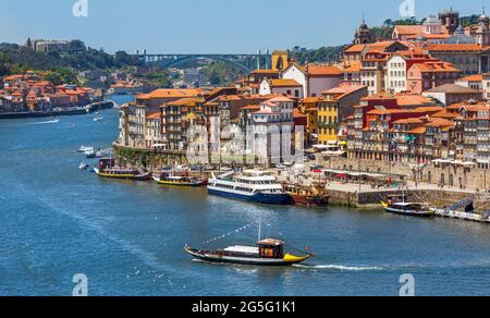 Porto, Bezirk Porto, Portugal. Blick über den Douro-Fluss von Vila Nova de Gaia zum Ribeira-Viertel. Arrabida Brücke im Hintergrund. Porto ist bekannt als Stockfoto