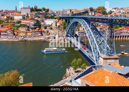 Porto, Bezirk Porto, Portugal. Ein Ausflugsboot an der Brücke Dom Luis I, das den Douro-Fluss überquert und Vila Nova de Gaia, Bottom und Por verbindet Stockfoto