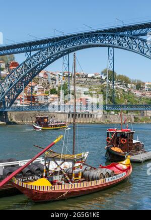 Dom Luis I Brücke über den Douro Fluss und verbindet Vila Nova de Gaia und Porto, beide im Porto Distrikt, Portugal. Die Boote, die einst transporten Stockfoto