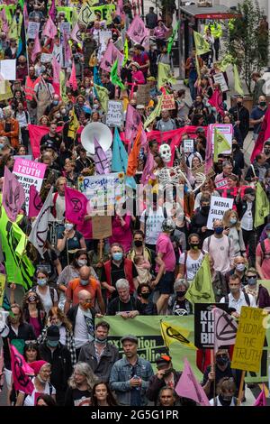 London, Großbritannien. Juni 2021. 27. Juni 2021 in London, England: Aktivisten des Extinction Rebellion marschieren während eines Protestes der Freien Presse in Southbank. Die Aktionsgruppe zum Klimawandel mobilisieren sich gegen die wahrgenommene Kontrolle der britischen Medien durch nur vier mächtige Milliardäre. (Foto von Dominika Zarzycka/Sipa USA) Quelle: SIPA USA/Alamy Live News Stockfoto