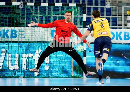 Mannheim, Deutschland. Juni 2021. Handball: Bundesliga, Rhein-Neckar Löwen - THW Kiel, Matchday 38, SAP Arena. Uwe Gensheimer (r) von den Rhein-Neckar Löwen wirft ein Tor an Kielers Torwart Dario Quenstedt vorbei. Quelle: Uwe Anspach/dpa/Alamy Live News Stockfoto