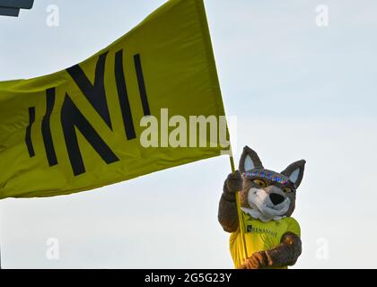 Nashville, TN, USA. Juni 2021. Nashville Soccer Mascot, Tempo The Coyote während des MLS-Spiels zwischen CF Montreal und Nashville SC im Nissan Stadium in Nashville, TN. Kevin Langley/CSM/Alamy Live News Stockfoto