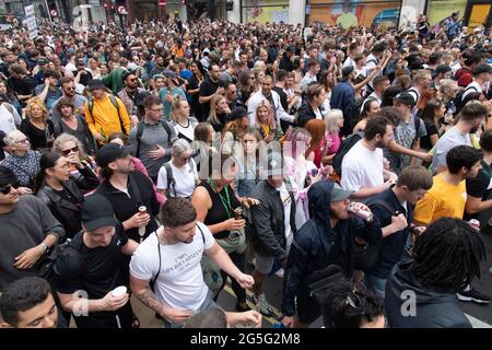 27. Juni 2021. London, Großbritannien. Foto von Ray Tang. Demonstranten nehmen an der Freedom the Dance Demonstration Teil, die ein Ende der aktuellen Covid-19-Beschränkungen im Musik- und Gastgewerbe im Vereinigten Königreich fordert. Die COVID-19-Beschränkungen im Gastgewerbe sollten am Montag, dem 21. Juni, aufgehoben werden, bevor die Regierung auf den 19. Juli hinauszögerte. Stockfoto