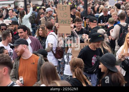 27. Juni 2021. London, Großbritannien. Foto von Ray Tang. Demonstranten nehmen an der Freedom the Dance Demonstration Teil, die ein Ende der aktuellen Covid-19-Beschränkungen im Musik- und Gastgewerbe im Vereinigten Königreich fordert. Die COVID-19-Beschränkungen im Gastgewerbe sollten am Montag, dem 21. Juni, aufgehoben werden, bevor die Regierung auf den 19. Juli hinauszögerte. Stockfoto