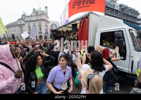 27. Juni 2021. London, Großbritannien. Foto von Ray Tang. Demonstranten nehmen an der Freedom the Dance Demonstration Teil, die ein Ende der aktuellen Covid-19-Beschränkungen im Musik- und Gastgewerbe im Vereinigten Königreich fordert. Die COVID-19-Beschränkungen im Gastgewerbe sollten am Montag, dem 21. Juni, aufgehoben werden, bevor die Regierung auf den 19. Juli hinauszögerte. Stockfoto