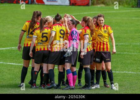 Glasgow, Großbritannien. Juni 2021. Aktion während der Scottish Building Society Scottish Women's Premier League 2 Fixture Partick Thistle Womens FC vs Queens Park Ladies FC, Lochburn Park, Maryhill, Glasgow, 27/06/2021 Credit Colin Poultney www.Alamy.co.uk Credit: Colin Poultney/Alamy Live News Stockfoto