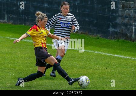 Glasgow, Großbritannien. Juni 2021. Aktion während der Scottish Building Society Scottish Women's Premier League 2 Fixture Partick Thistle Womens FC vs Queens Park Ladies FC, Lochburn Park, Maryhill, Glasgow, 27/06/2021 Credit Colin Poultney www.Alamy.co.uk Credit: Colin Poultney/Alamy Live News Stockfoto