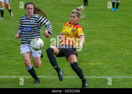 Glasgow, Großbritannien. Juni 2021. Aktion während der Scottish Building Society Scottish Women's Premier League 2 Fixture Partick Thistle Womens FC vs Queens Park Ladies FC, Lochburn Park, Maryhill, Glasgow, 27/06/2021 Credit Colin Poultney www.Alamy.co.uk Credit: Colin Poultney/Alamy Live News Stockfoto