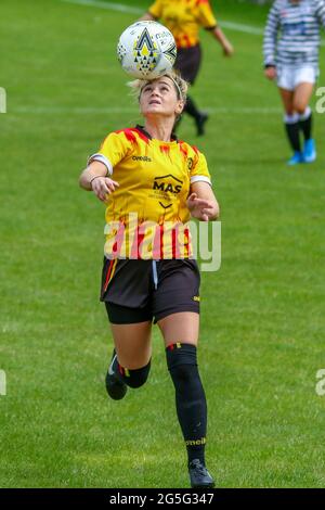 Glasgow, Großbritannien. Juni 2021. Aktion während der Scottish Building Society Scottish Women's Premier League 2 Fixture Partick Thistle Womens FC vs Queens Park Ladies FC, Lochburn Park, Maryhill, Glasgow, 27/06/2021 Credit Colin Poultney www.Alamy.co.uk Credit: Colin Poultney/Alamy Live News Stockfoto