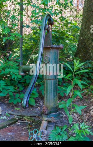 Alte, aber noch funktionsfähige Handpumpe zum Transport des Grundwassers nach oben. Stockfoto