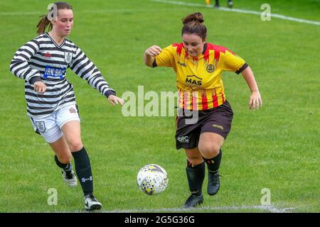 Glasgow, Großbritannien. Juni 2021. Aktion während der Scottish Building Society Scottish Women's Premier League 2 Fixture Partick Thistle Womens FC vs Queens Park Ladies FC, Lochburn Park, Maryhill, Glasgow, 27/06/2021 Credit Colin Poultney www.Alamy.co.uk Credit: Colin Poultney/Alamy Live News Stockfoto